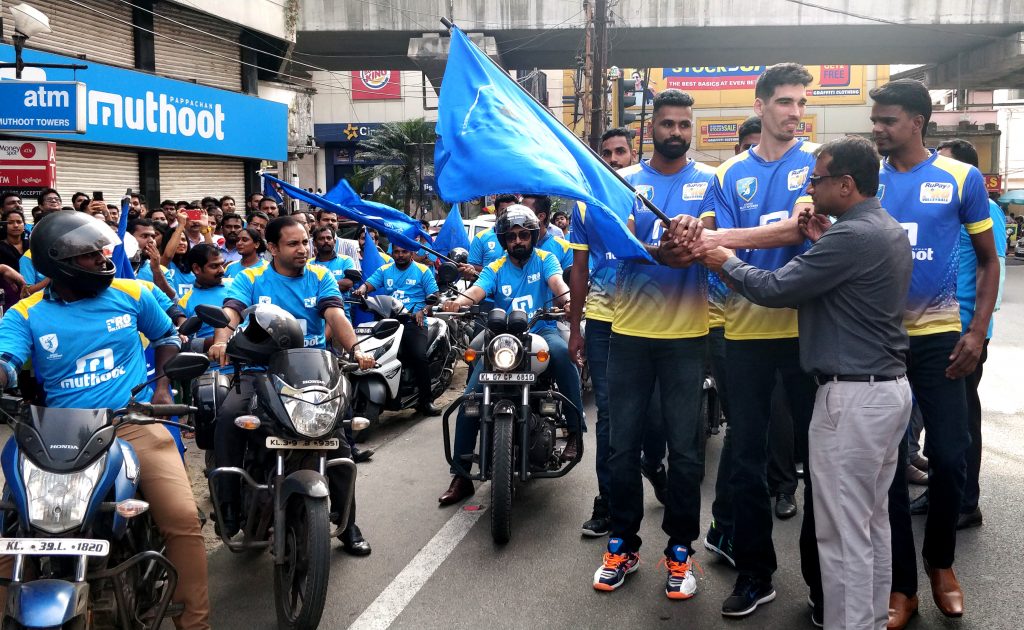 Thomas George Muthoot inaugurating Kochi Blue Spikers promo bike rally